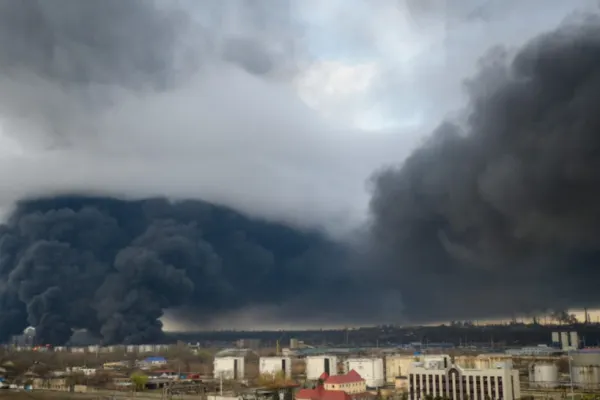Cerul Odesei, acoperit de fum negru după ce Rusia a bombardat cea mai mare rafinărie din Ucraina