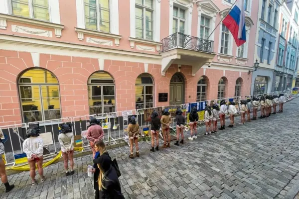 Protest DRAMATIC în fața Ambasadelor Rusiei din Estonia și Tel Aviv, față de agresiunile sexuale la care sunt supuse ucrainencele - Imagini CUTREMURĂTOARE
