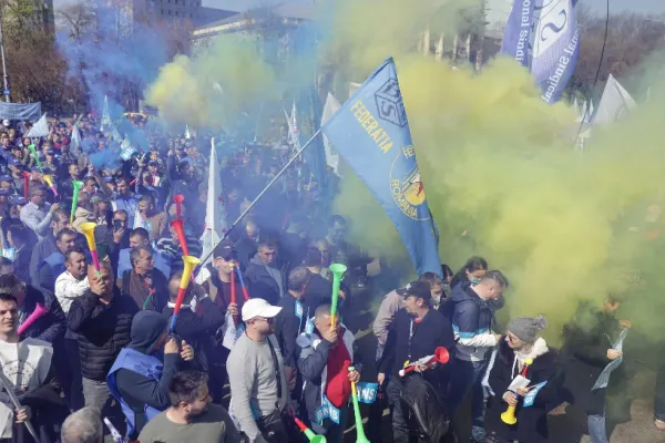 Cel mai mare PROTEST din Capitală, cu huiduieli și fumigene: 5.000 de sindicaliști acuză Guvernul că „a abandonat românii”