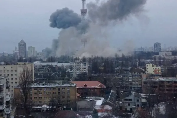 Civilii din Kiev FUG din ruine de teama bombardamentelor - Avertisment după ofensiva lui Putin în Donbas