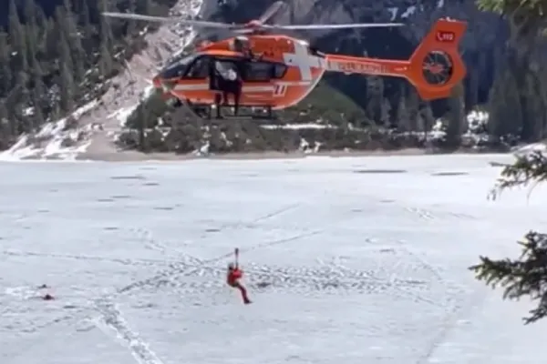 VIDEO | 14 turişti, între care şi un bebeluş, salvaţi după ce au căzut într-un lac îngheţat în Munţii Dolomiţi din Italia