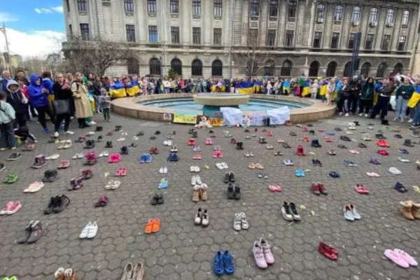 VIDEO | Marș pentru Ucraina, în memoria copiilor uciși în război. Sute de pantofi de copii, așezați în Piața Universității