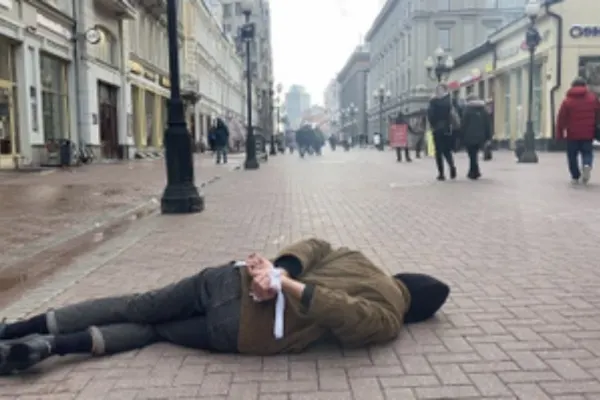 FOTO | Protest la Moscova față de masacrul de la Bucha. Un bărbat s-a întins pe stradă, legat cu mâinile la spate