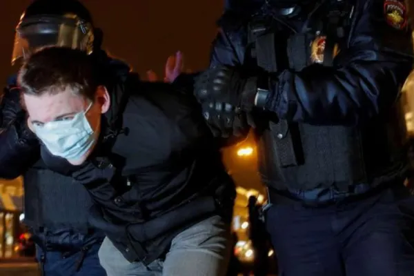 Sute de persoane au fost arestate în Rusia, în timpul protestelor faţă de războiul din Ucraina