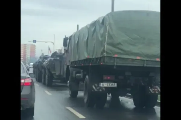 O coloană de blindate militare a fost surprinsă pe un drum din Tulcea - Echipametele SUA au plecat spre Ucraina