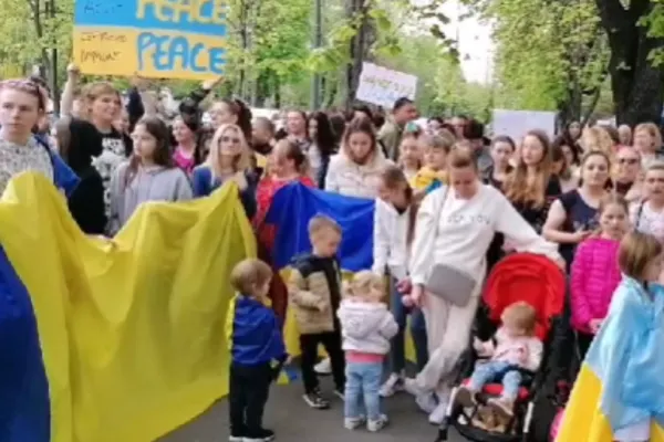 Protest anti-război în Ucraina, în fața Ambasadei Rusiei din București. Au participat peste 300 de persoane