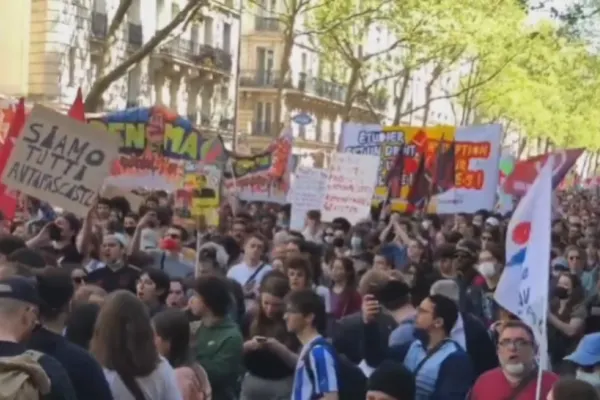Proteste MASIVE împotriva extremei drepte, în Franța! Poliția a BLOCAT metroul