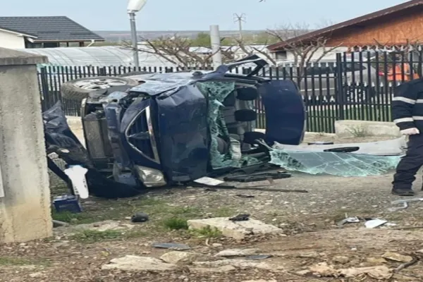 Accident cumplit în Buzău - Șoferul este resuscitat după ce a intrat cu mașina în viteză într-un cap de pod