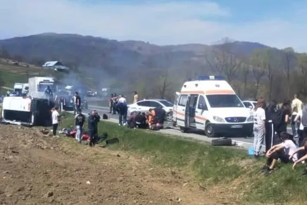 Accident grav între două microbuze și o mașină: un minor, în stop cardio-respirator! Zeci de persoane primesc îngrijiri - Planul Roșu, ACTIVAT