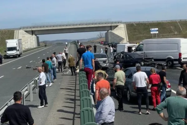 Accident între un camion și un autoturism pe Autostrada Soarelui. Traficul spre București este înregunat