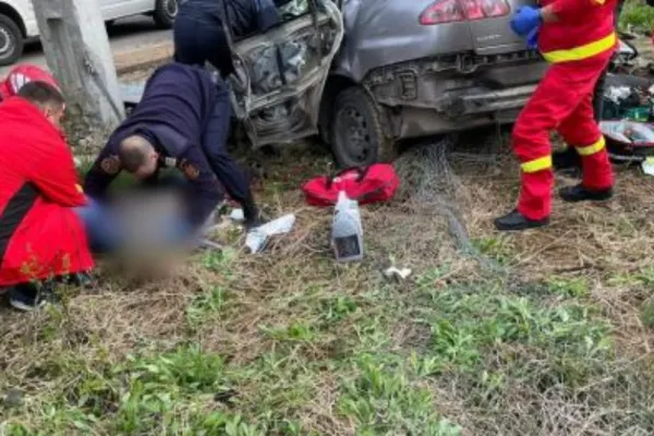 Accident mortal în Bihor, în a doua zi de Paște: o femeie și un copil au murit după ce mașina lor a lovit un stâlp