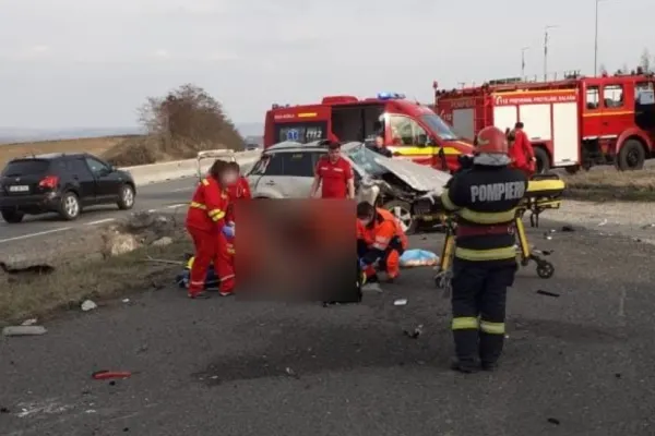 FOTO | Accident teribil în Cluj: Un bărbat a murit după ce a intrat cu maşina într-un cap de pod. A intervenit un elicopter SMURD
