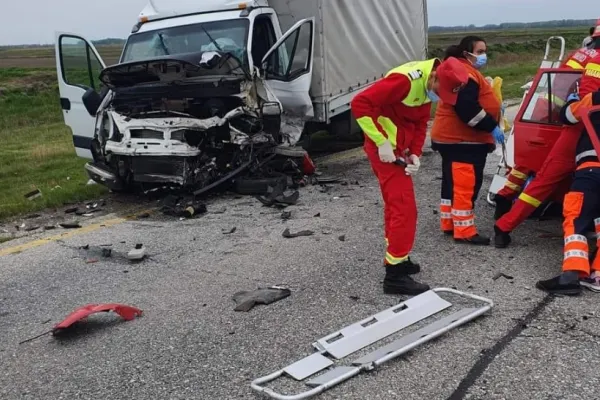 Accident grav pe DN 6. Traficul este blocat. 4 persoane sunt rănite, 2 fiind în stare de inconștiență