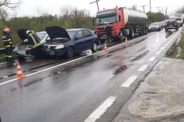 FOTO. Accident cu 4 autovehicule, inclusiv o cisternă, în Teleorman - 5 VICTIME, transportate la spital