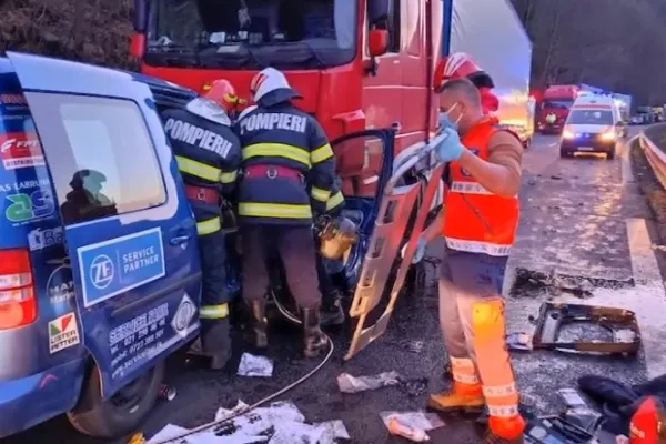 Accident cumplit pe Valea Oltului: doi morți, după impactul violent cu un TIR