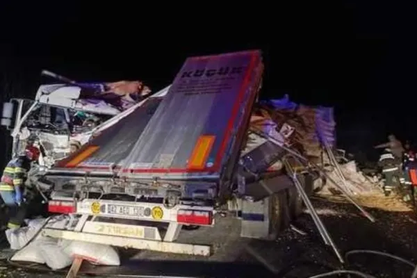 Accident cumplit pe Valea Oltului: 2 morți după impactul dintre un TIR și o autoutilitară - Trafic blocat