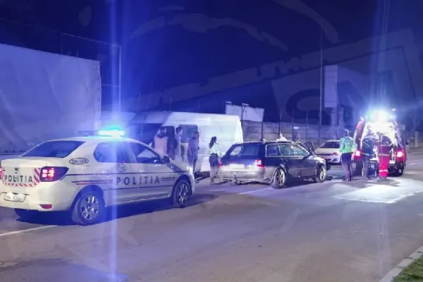 VIDEO - Accident grav surprins de camerele de supraveghere - Două autoturisme s-au izbit frontal
