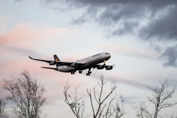 Zeci de companii aeriene din Rusia, interzise de Uniunea Europeană