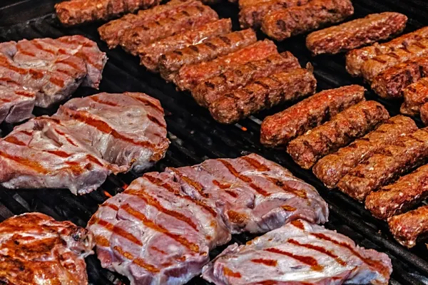 Alimente care ne pot îmbătrâni prematur. Ar trebui consumate cu prudență