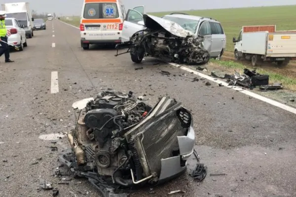 Accident teribil în județul Ialomița, pe DN21. 4 persoane încarcerate, a intervenit elicopterul SMURD