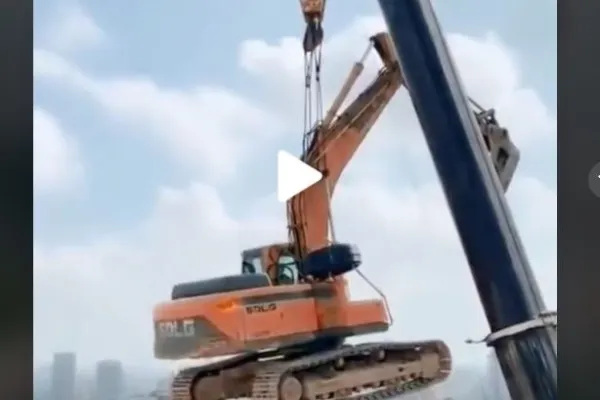 VIDEO – Excavator suspendat în aer la o înălțime amețitoare: “În România, să nu se fure motorină la sfârșitul programului”