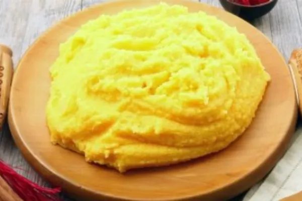 Cum trebuie să faci mămăliga pentru a nu avea cocoloaşe. Trucul la care apelează bucătarii la restaurant