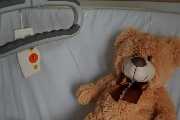 Fetița de 5 ani cu boala Wilson, care a fost supusă unui transplant de ficat, este în stare critică