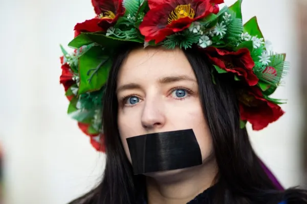 Ororile războiului au depășit orice limită: soldați ruși, încurajați de iubite să agreseze sexual fete și femei din Ucraina