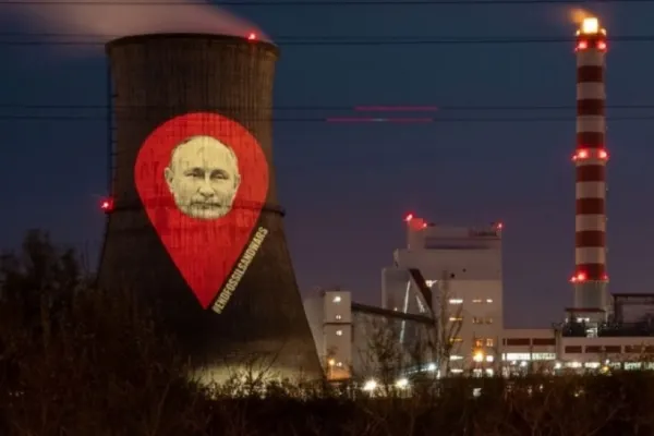 Chipul lui Vladimir Putin, proiectat pe rafinăria Lukoil din Ploiești