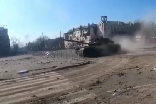 Război Ucraina. Cum sărbătoresc rușii cucerirea Mariupol: fac DRIFTURI cu tancurile pe străzile devastate | VIRAL