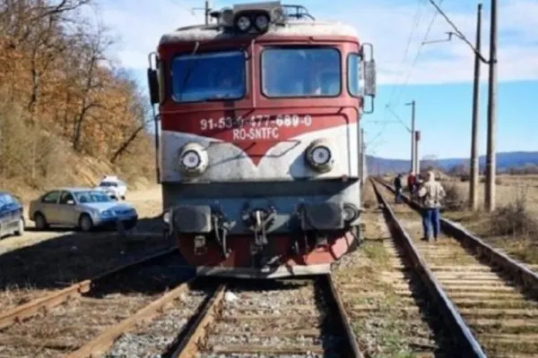 Accident - O mașină condusă de un șofer în vârstă de doar 19 ani a fost lovită de tren - Tânărul a supraviețuit miraculos