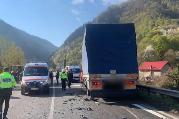 Accident cumplit pe Valea Oltului între un TIR și un autoturism. Trei persoane au ajuns la spital, una în stare gravă (Video)