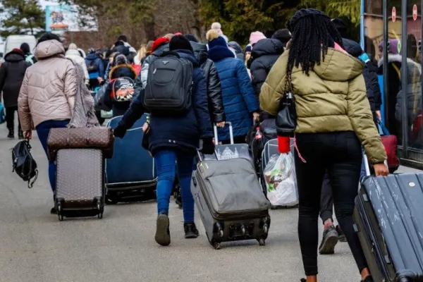 Refugiații se întorc, în masă, în Ucraina, la 3 luni după invazia Rusiei - De ce pleacă ucrainenii din țările UE