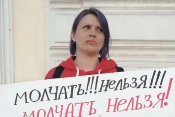 Și-a CUSUT gura în semn de protest față de războiul din Ucraina! Cine este activista rusă care îl SFIDEAZĂ pe Putin