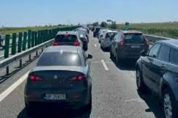 Coloană de mașini pe Autostrada A2, la kilometrul 21, pe sensul de mers către Constanţa: ce SFATURI ne dau polițiștii