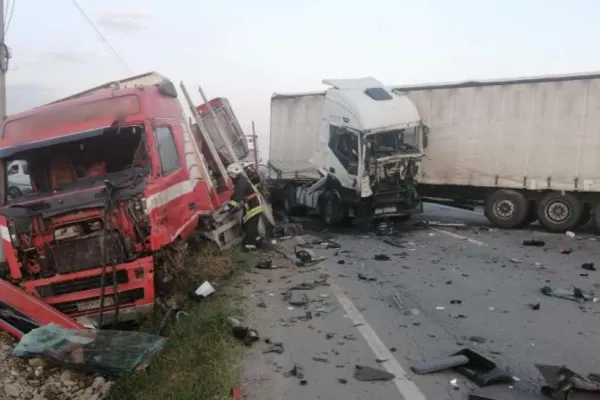 Accident grav - Un bărbat a murit după ce a pierdut controlul autocamionului pe care-l conducea, într-o curbă