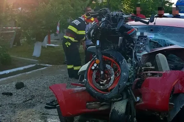 Accident cu 4 răniţi în Giurgiu. O motocicletă a rămas blocată în capota şi parbrizul unei mașini - FOTO