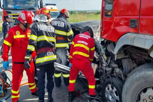 FOTO | Accident cumplit în Călărași. Două persoane au murit după impactul frontal cu un autocamion – Trafic oprit