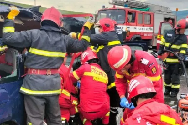 Accident CUMPLIT, în Neamț! Două persoane, rănite după ce au intrat cu maşina într-un TIR parcat