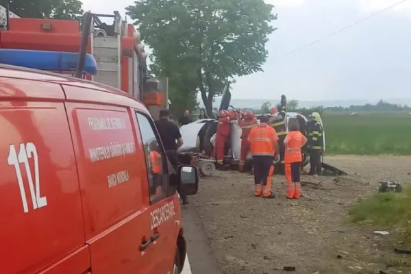 FOTO | Accident cumplit în Neamţ. O persoană a decedat şi alta a ajuns la spital - Trafic oprit