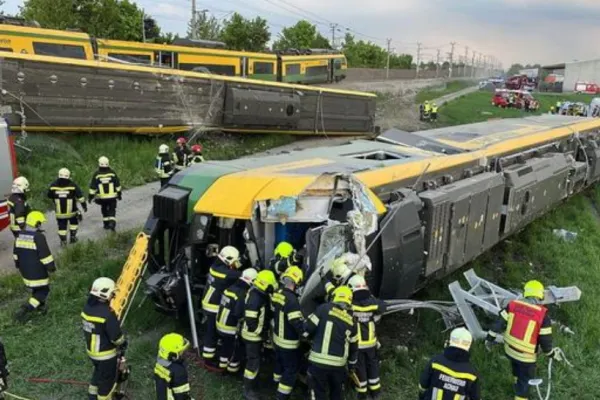 FOTO | Accident feroviar cumplit în Austria: 1 mort şi cel puțin 12 răniţi