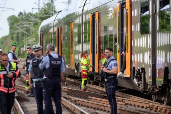 Coliziune între un tren și un autobuz în Germania. Mai multe persoane, RĂNITE