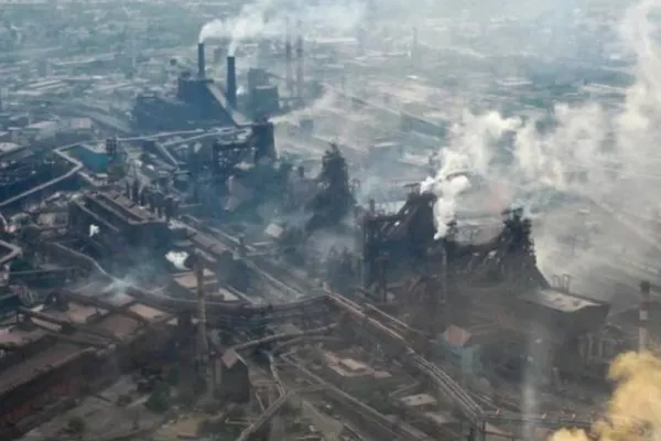 VIDEO Rușii bombardează Azovstal din Mariupol! Cel puțin 2 MORȚI - Răspunsul cinic de la Kremlin pentru civilii disperați