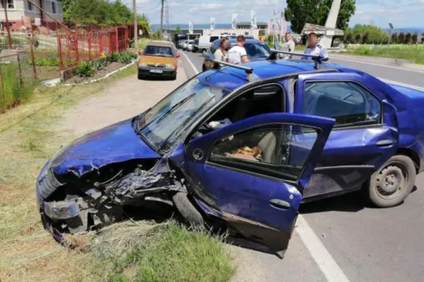 Accident cu 3 mașini, în Cluj: 6 adulți și un copil de un an, transportați la spital