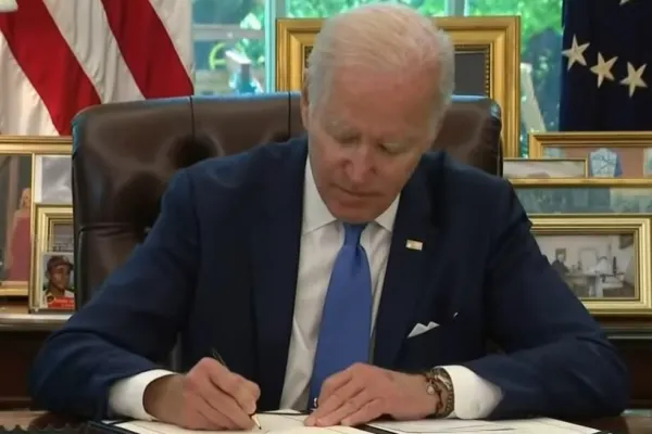 Joe Biden a semnat legea care ajută Ucraina în fața lui Putin. Același act a ajutat URSS împotriva lui Hitler