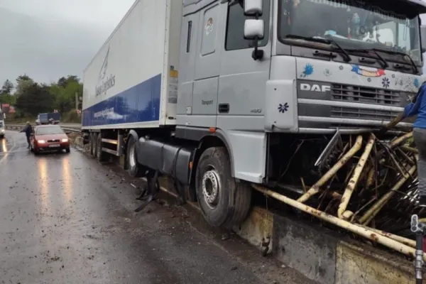 TIR urcat pe balustrada unui pod. Accident incredibil, în Buzău - FOTO