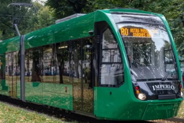 Primarul Nicușor Dan anunță că primul tramvai modern este, de marți, pe străzile Capitalei - VIDEO