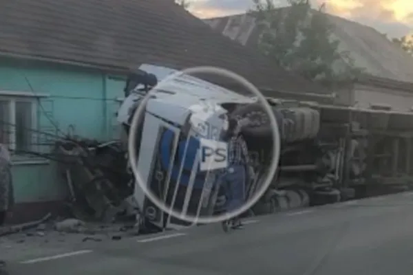 TIR scăpat de sub control de un șofer beat - un pieton a murit strivit, după ce camionul s-a răsturnat peste el