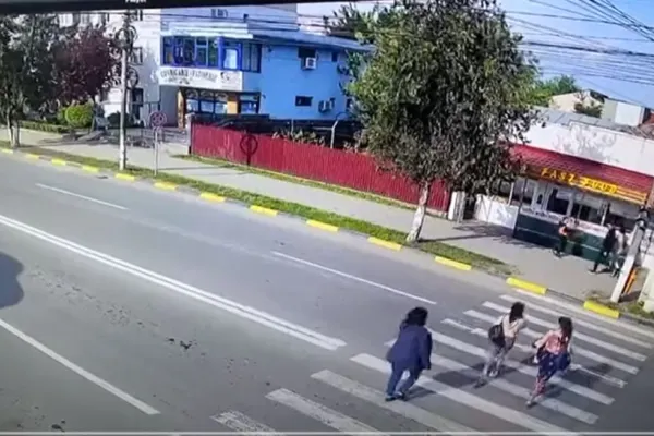 Accident pe trecere, Galați - VIDEO cu momentul în care o mașină spulberă două tinere - Imagini care vă pot afecta emoțional