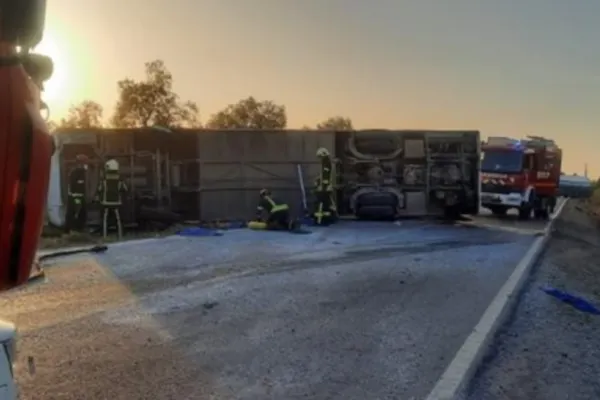 2 muncitori români au murit în Spania, într-un accident de autobuz. Alți 3, grav răniți -FOTO